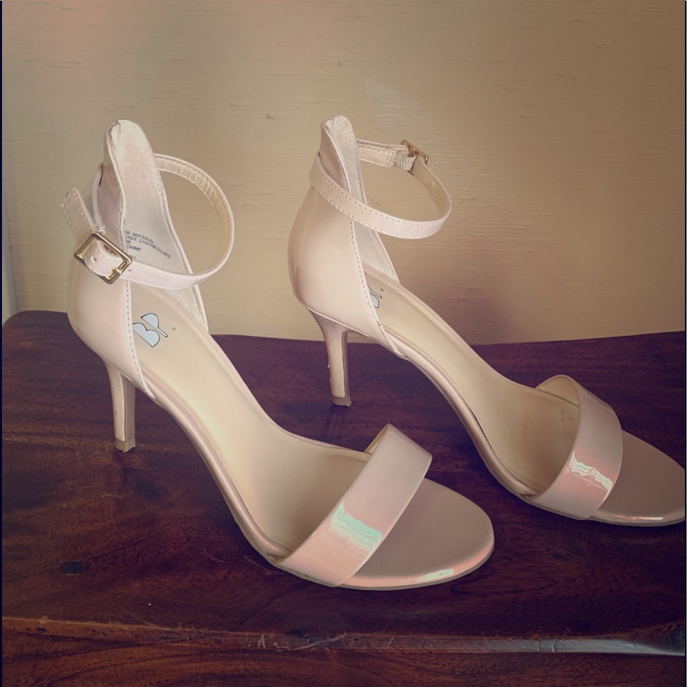 Kitten heel pump